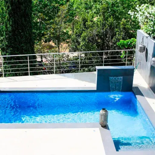 Construcción de piscinas en Mallorca 3 Piscinas de Obra con jardin seco y cascada