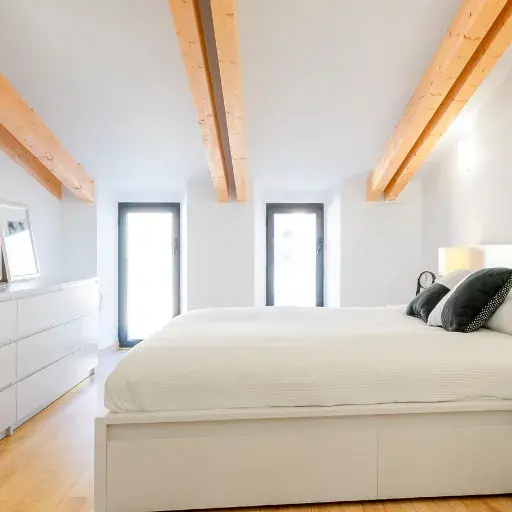reforma en dormitorio de chalet con vigas vistas en Mallorca